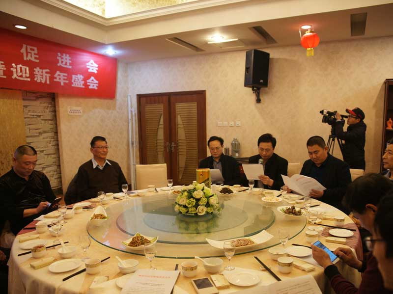 潍坊经济发展促进会常务副会长兼文化部长王亓业宣读4号文件