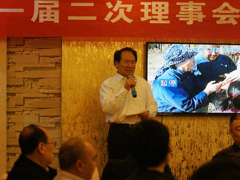 潍坊经济发展促进会秘书长李保义主持会议并作重点讲话